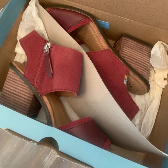 *NWT* TOMS - Picture 1 of 11